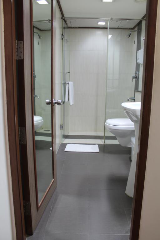 The Lotus Apartment Hotel, Venkatraman Street Ченнаї Екстер'єр фото